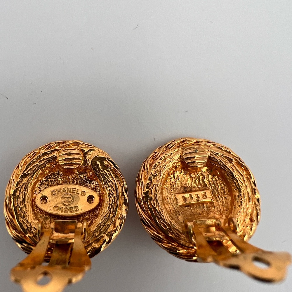 CHANEL Vintage Lion Head Rhinestone Clip Earrings in Box - Picture 7 of 13